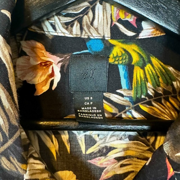 H&M Black Floral Hummingbird Short Sleeve Cuban Camp Collar Button Up Shirt - Picture 4 of 4